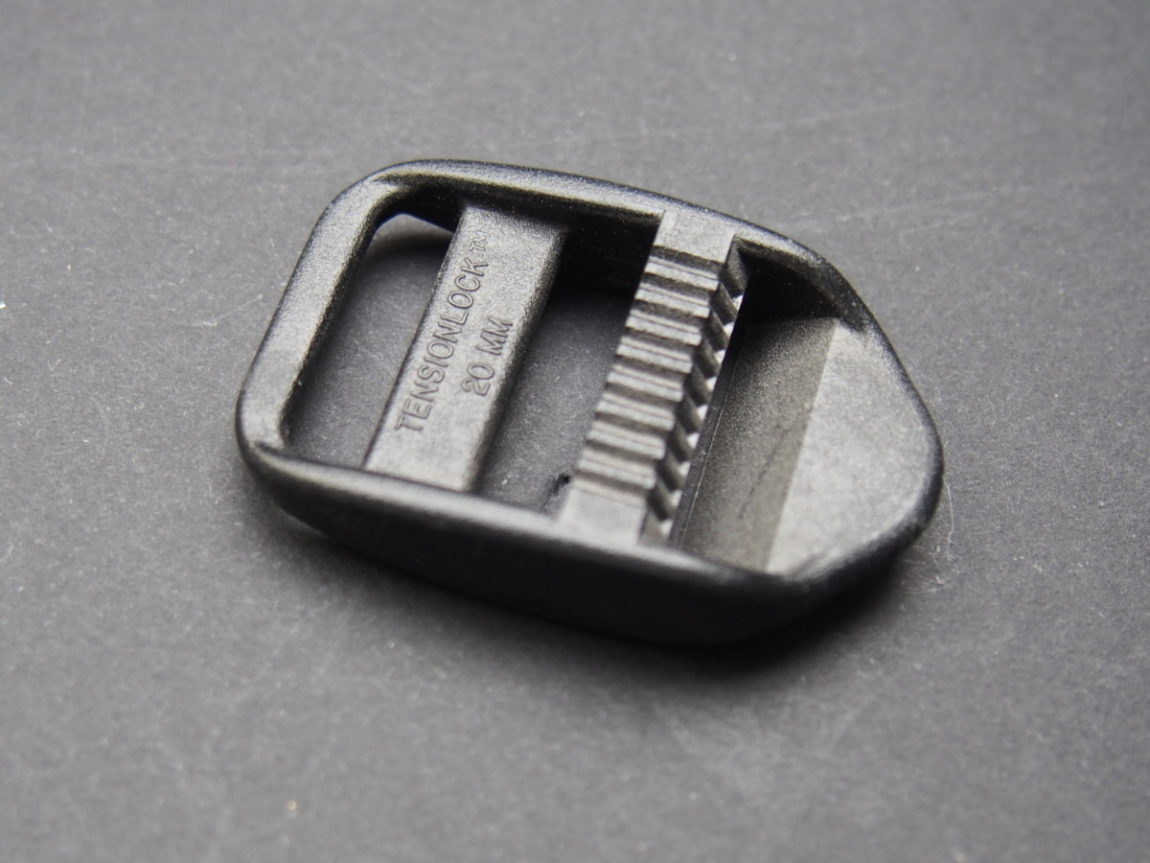 Boucle passant plastique de réglage (pour sangle 20 mm)